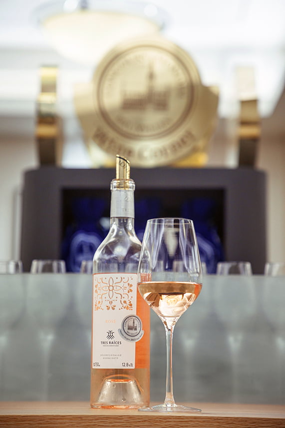 Picture of a rewarded Rosé Wine Bottle with a glass on the right